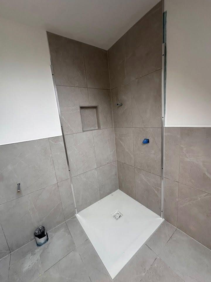 Grey stone-look shower tiles with recessed niche