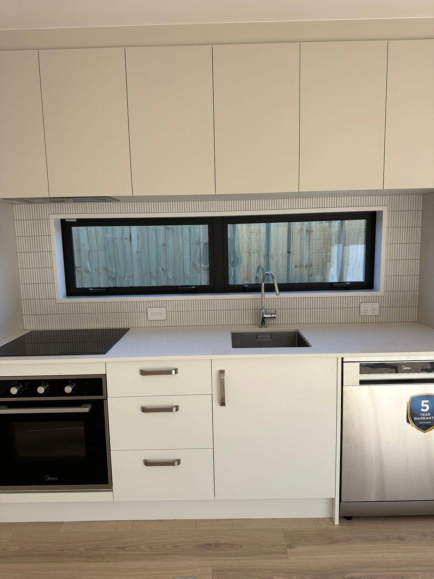 White vertical-stack kitchen tile splashback