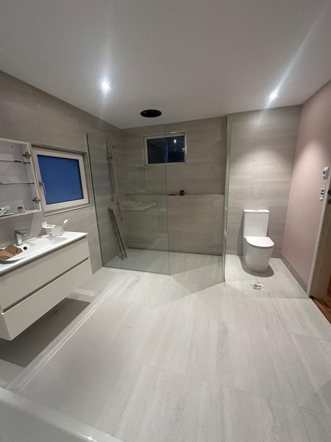 Open bathroom with large-format floor tiles