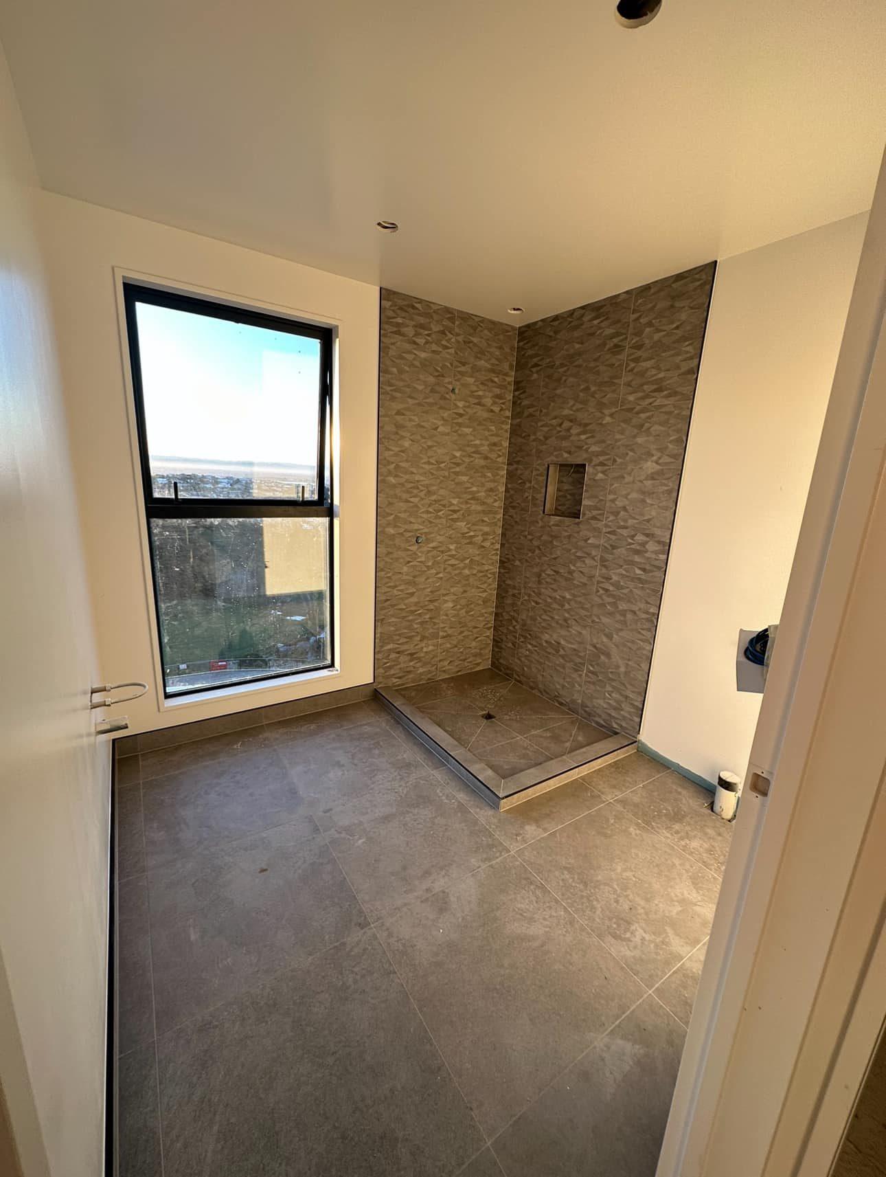 Shower feature wall with tiled niche