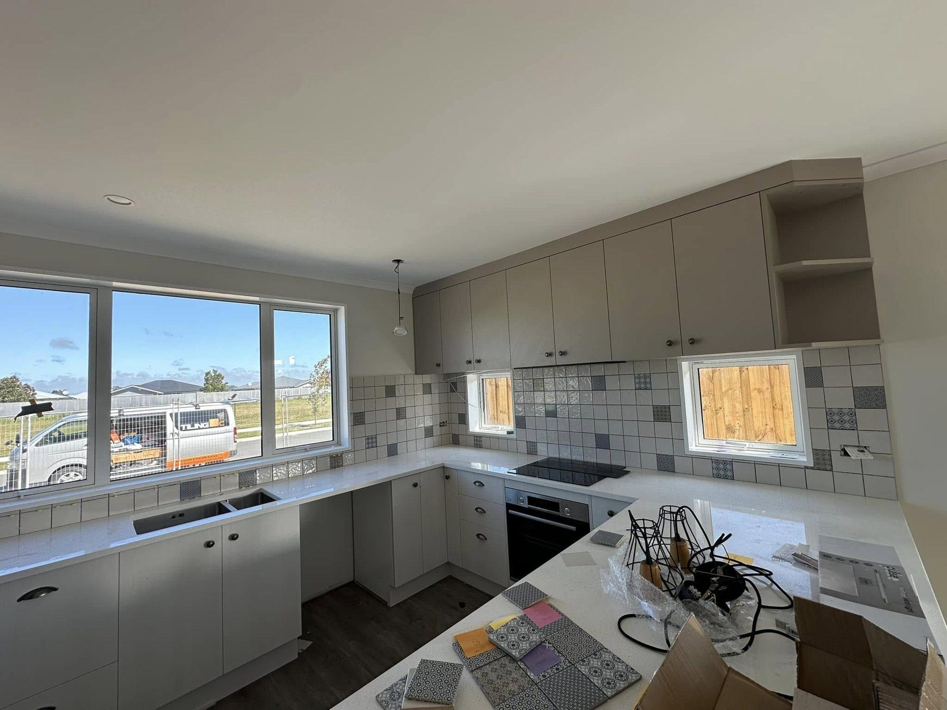 U-shaped kitchen with tiled splashback