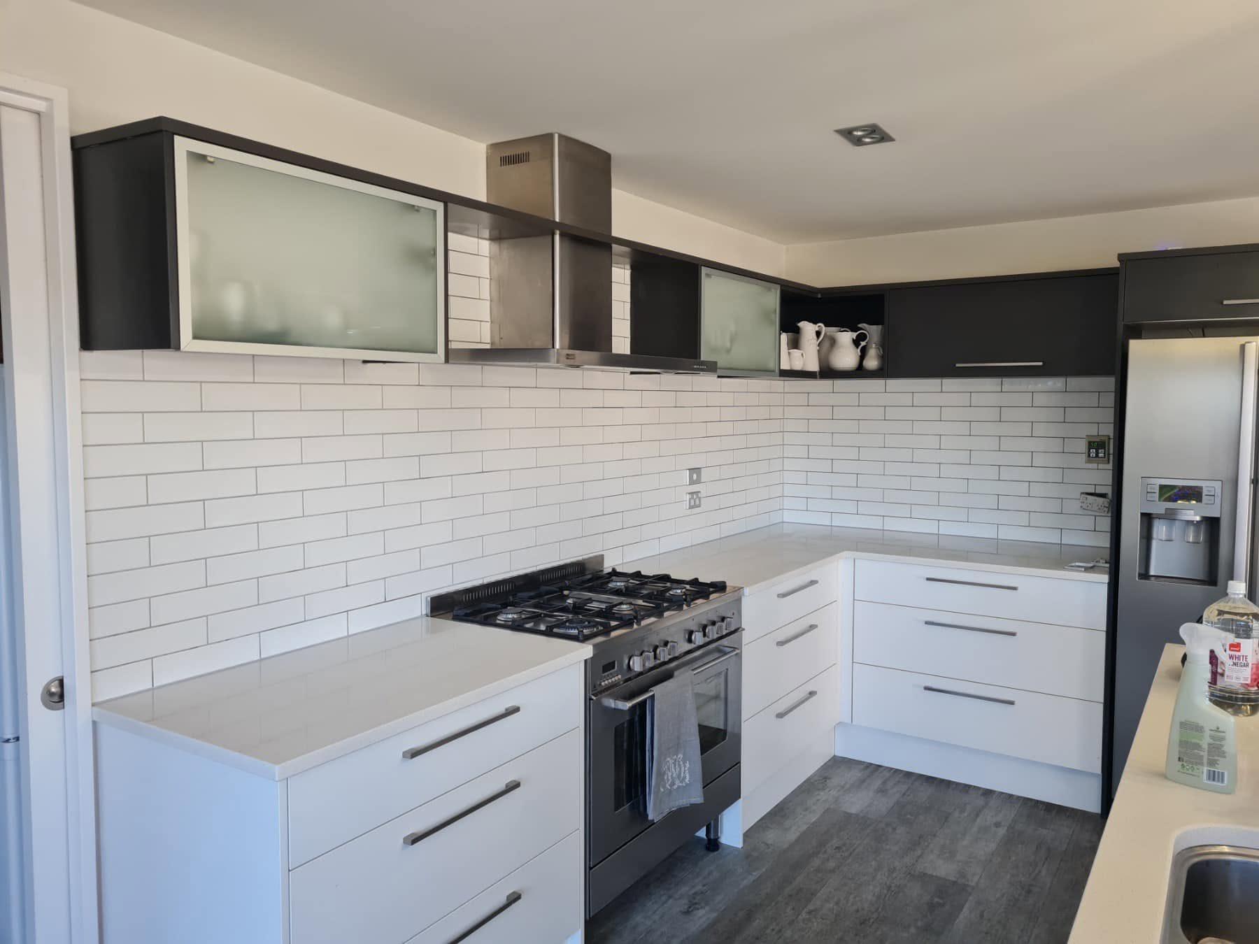 White subway tile kitchen splashback behind a gas cooker